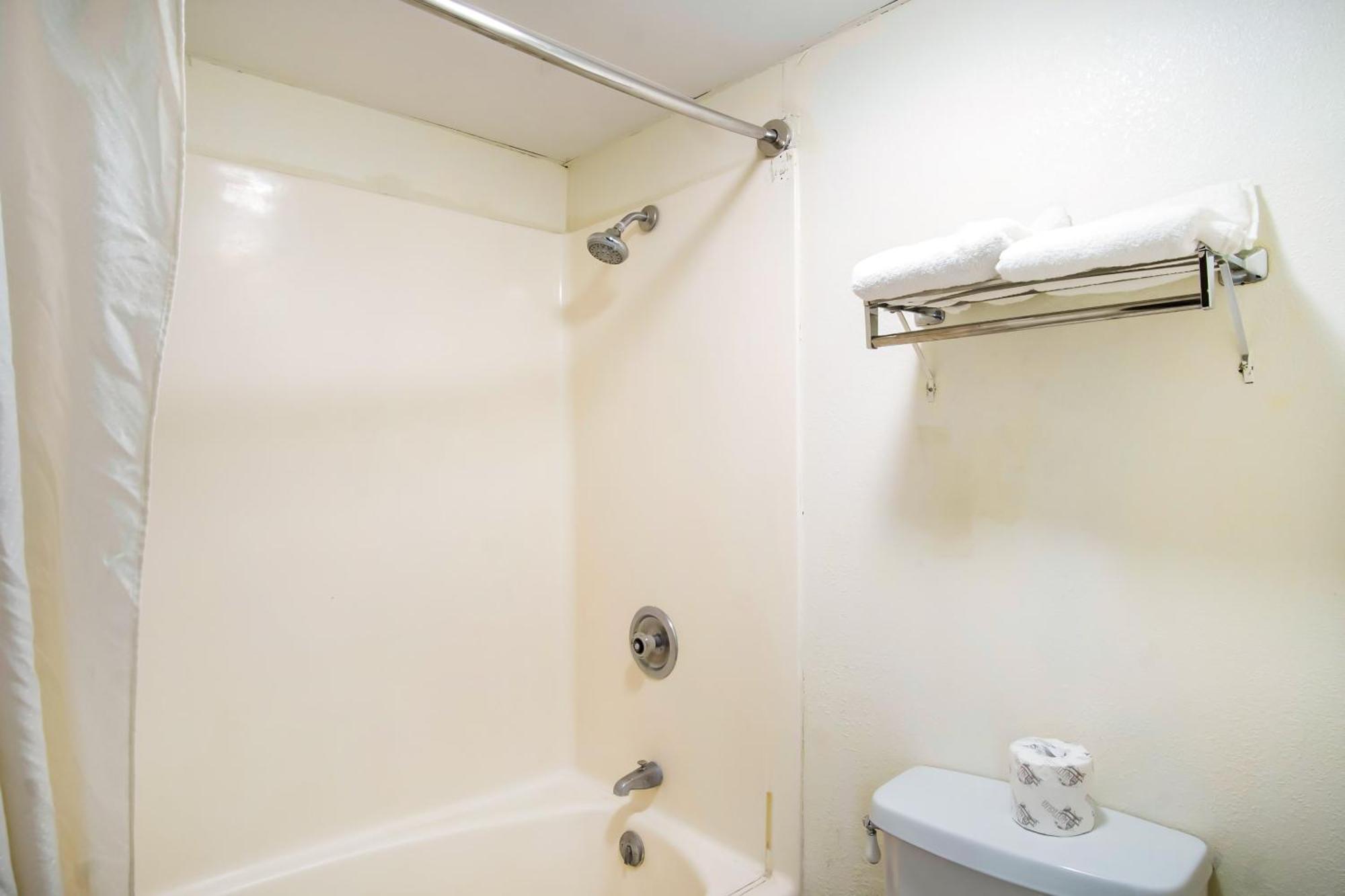 Oyo Hotel Hutchinson West 4Th Ave Экстерьер фото