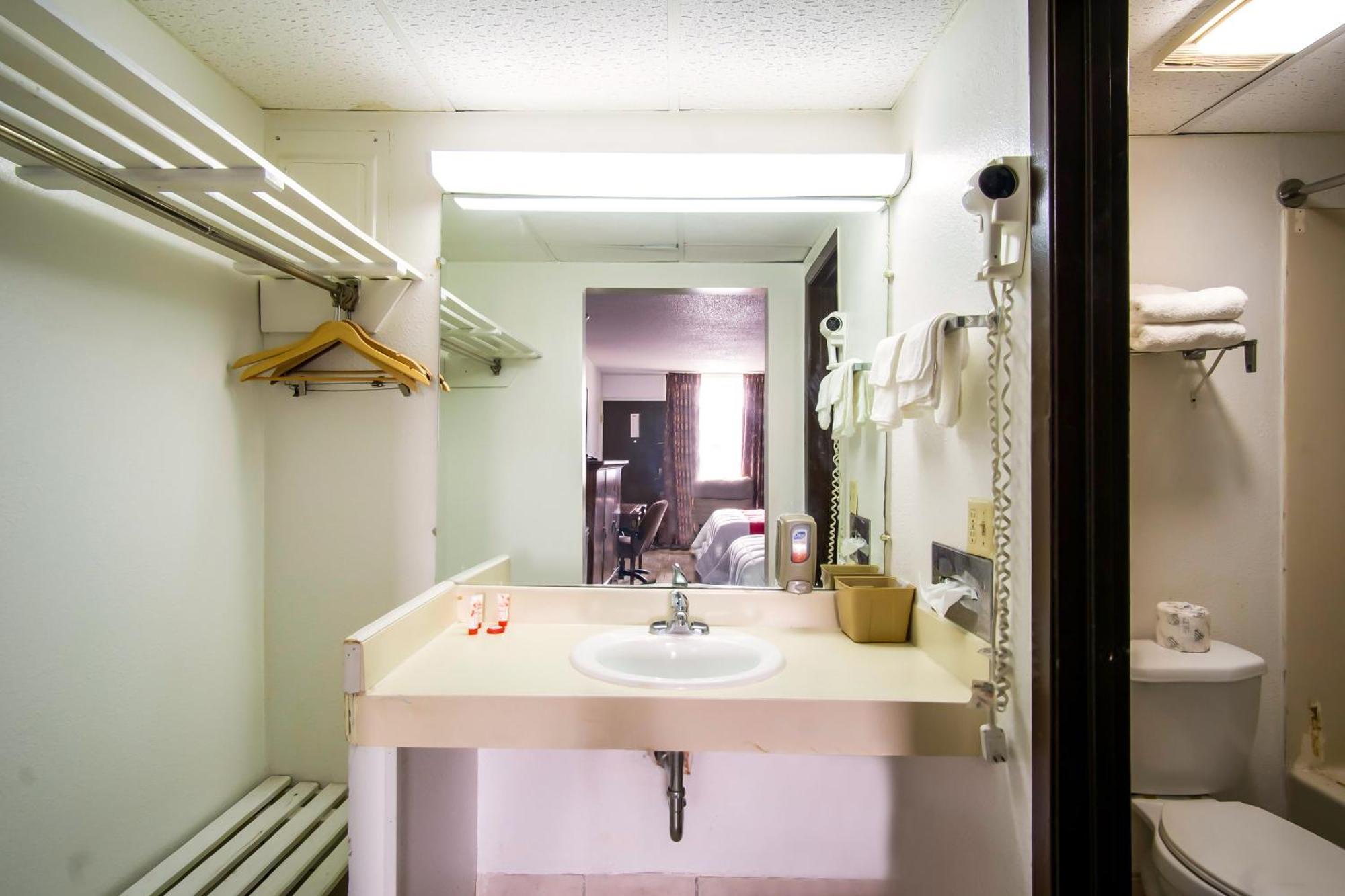 Oyo Hotel Hutchinson West 4Th Ave Экстерьер фото