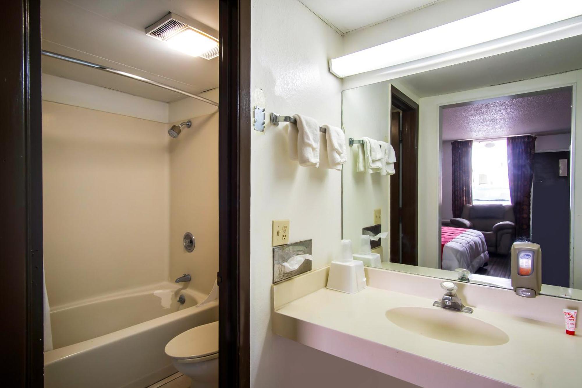 Oyo Hotel Hutchinson West 4Th Ave Экстерьер фото