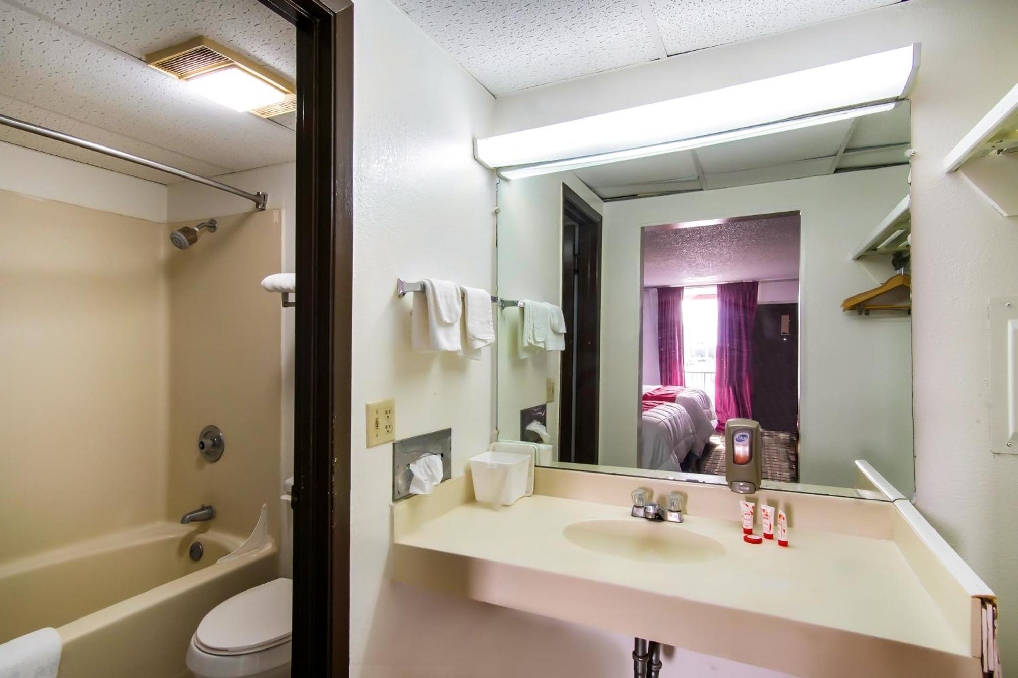 Oyo Hotel Hutchinson West 4Th Ave Экстерьер фото