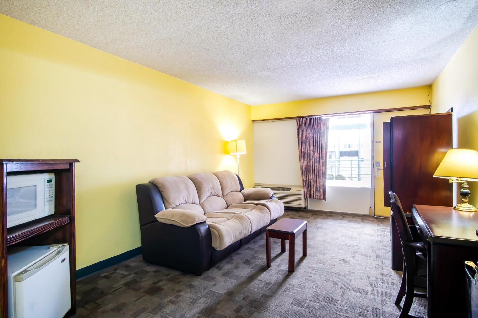 Oyo Hotel Hutchinson West 4Th Ave Экстерьер фото