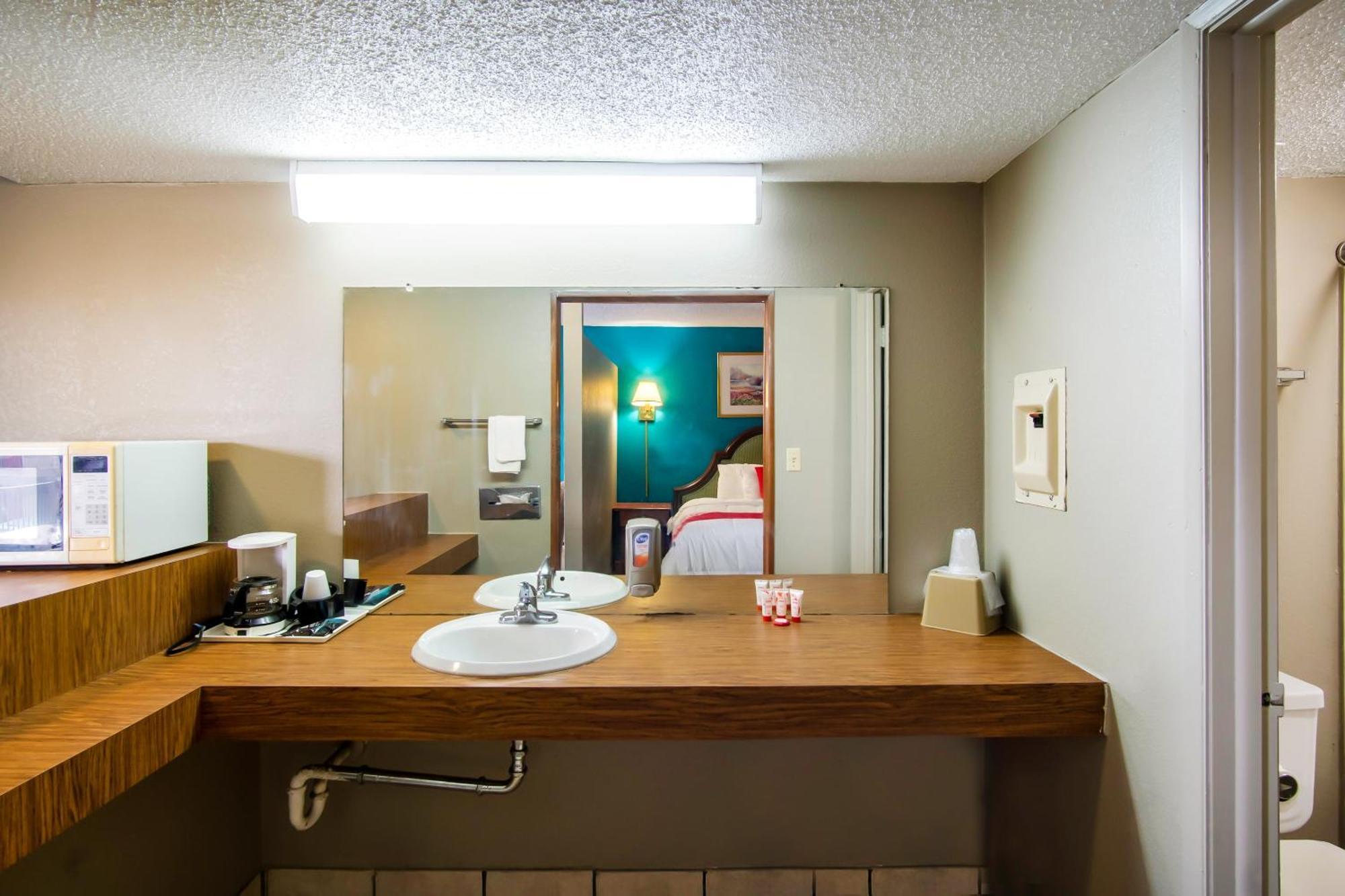Oyo Hotel Hutchinson West 4Th Ave Экстерьер фото