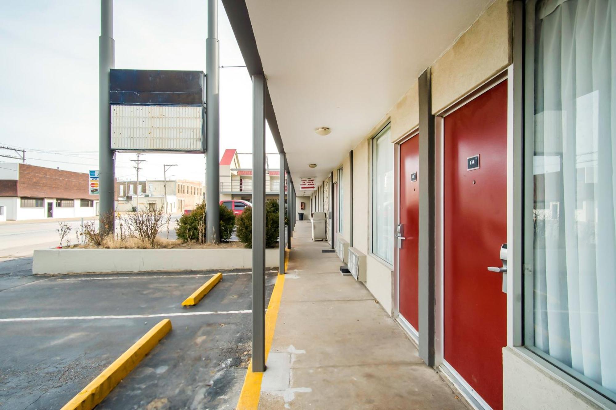 Oyo Hotel Hutchinson West 4Th Ave Экстерьер фото