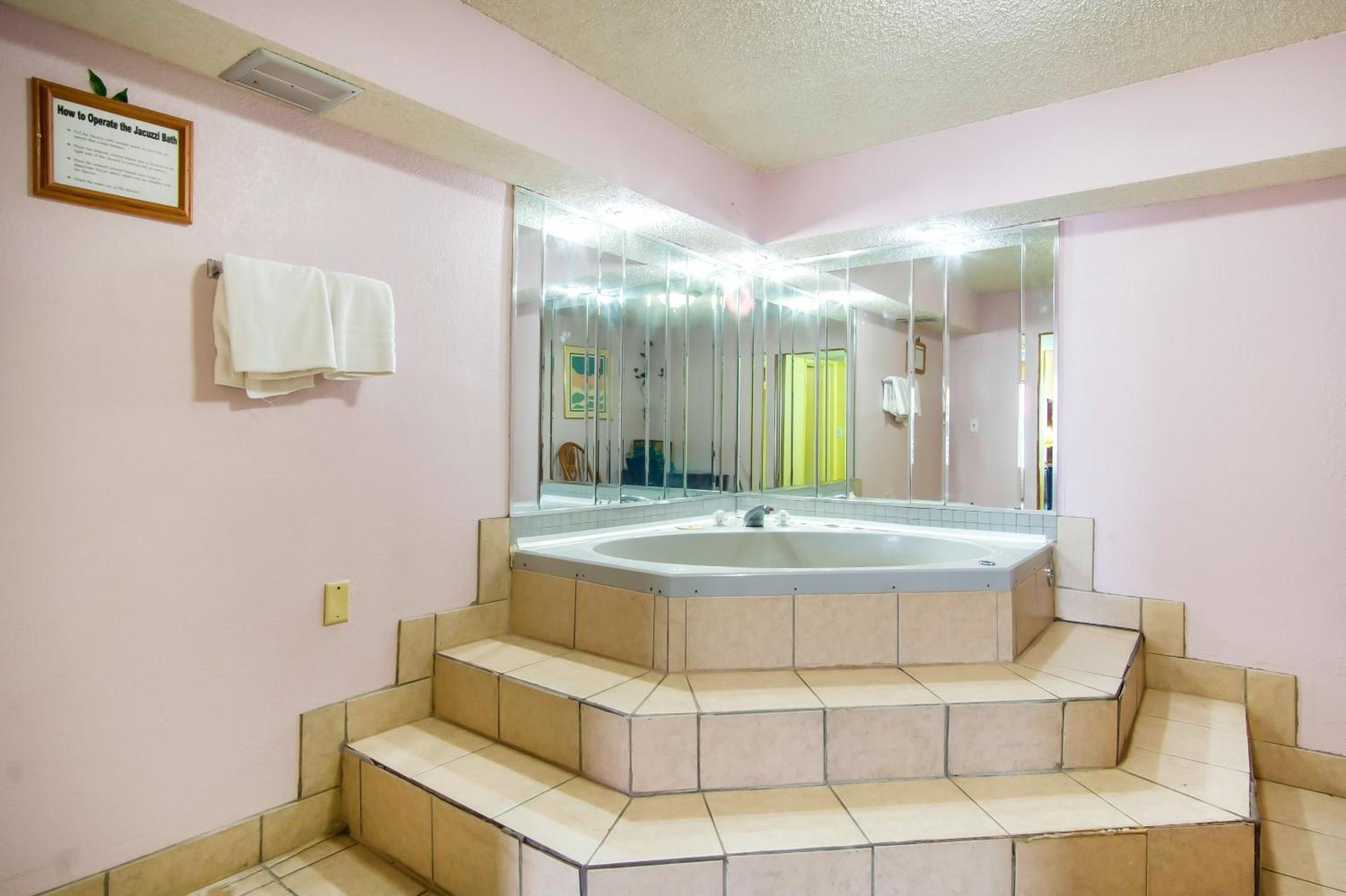 Oyo Hotel Hutchinson West 4Th Ave Экстерьер фото