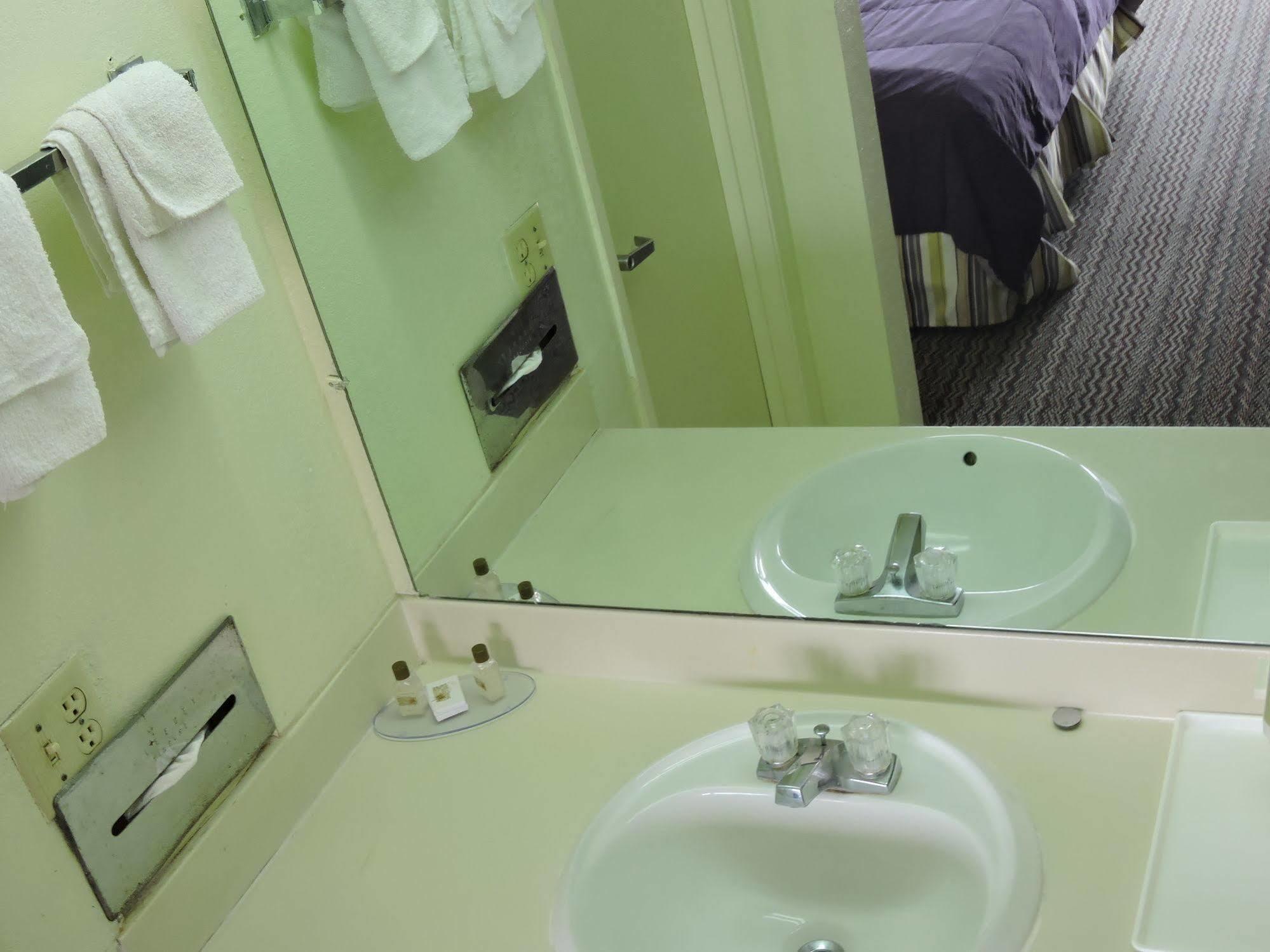 Oyo Hotel Hutchinson West 4Th Ave Экстерьер фото