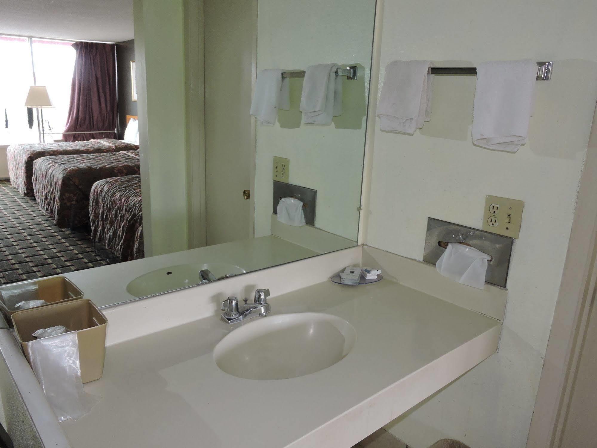 Oyo Hotel Hutchinson West 4Th Ave Экстерьер фото